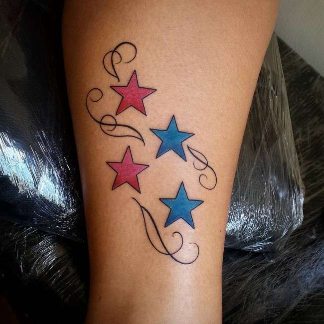 Tatuaje de estrellas azules y rojas