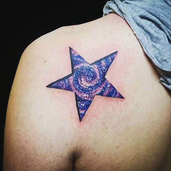 Tatuaje de estrella con espiral en azul