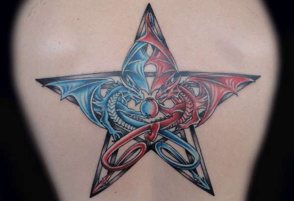 Tatuaje de estrella con dragones en su interior