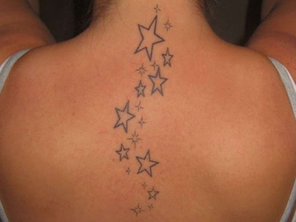 Tatuaje de estrellas sencillas en la espalda