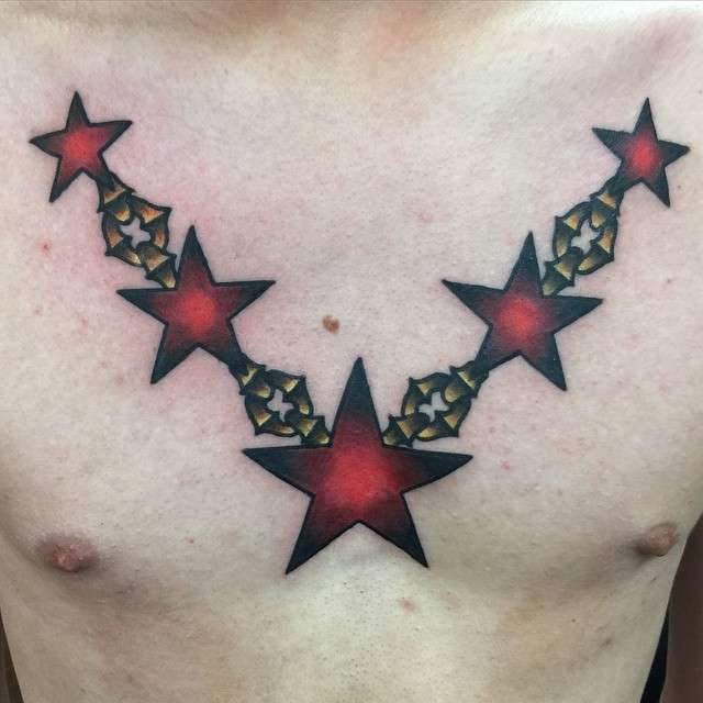 Tatuaje de estrellas rojas