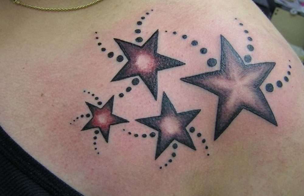 Tatuaje de estrellas en el hombro