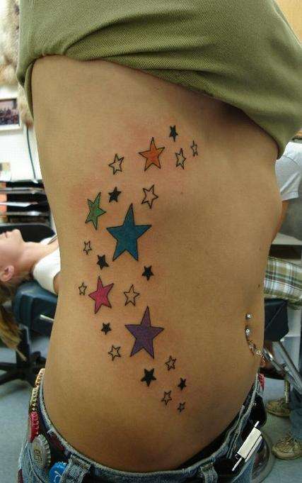 Tatuaje de estrellas de colores