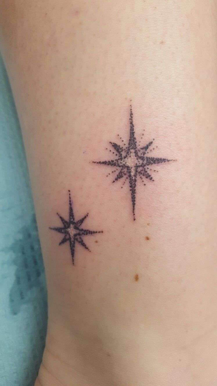 Tatuaje de estrellas de ocho puntas