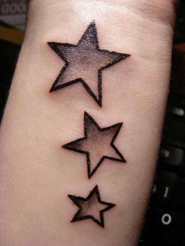 Tatuaje de estrellas con sombreado en gris
