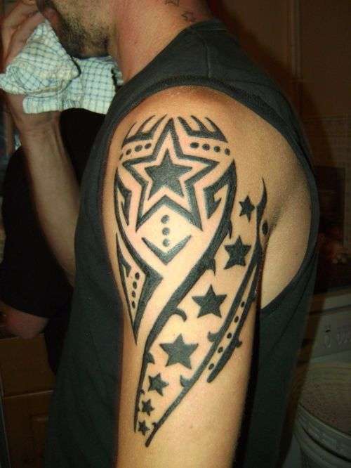 Tatuaje de estrella diseño tribal