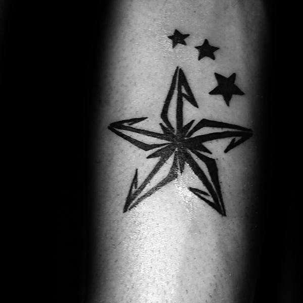 Tatuaje de estrellas negras