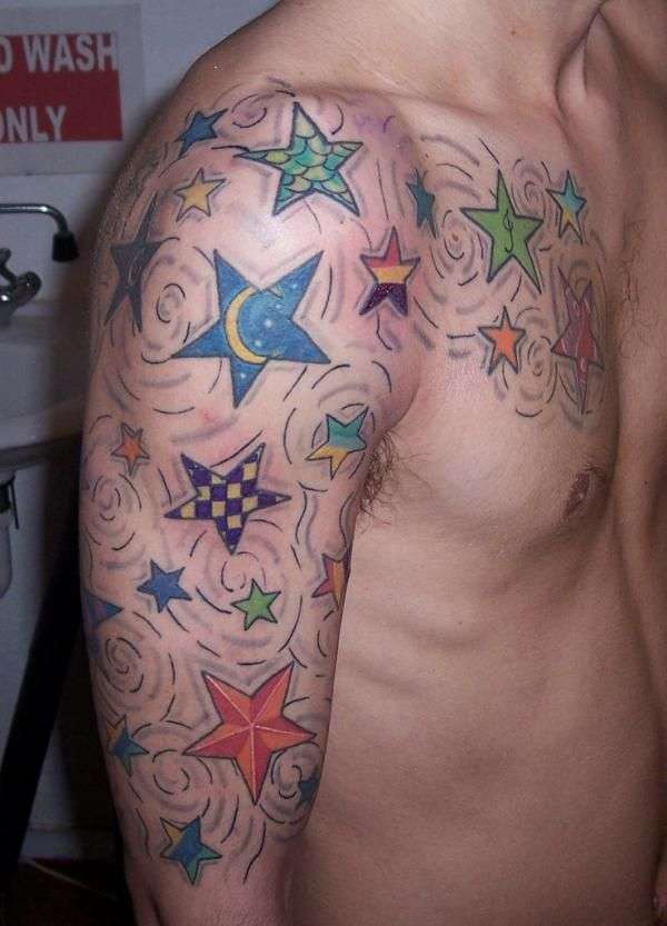 Tatuaje de estrellas en colores