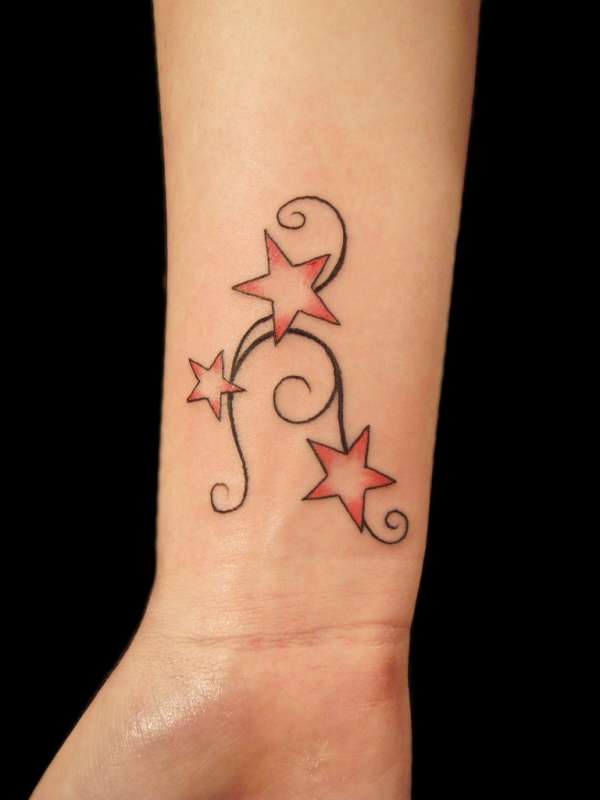 Tatuaje de estrellas en color rojo