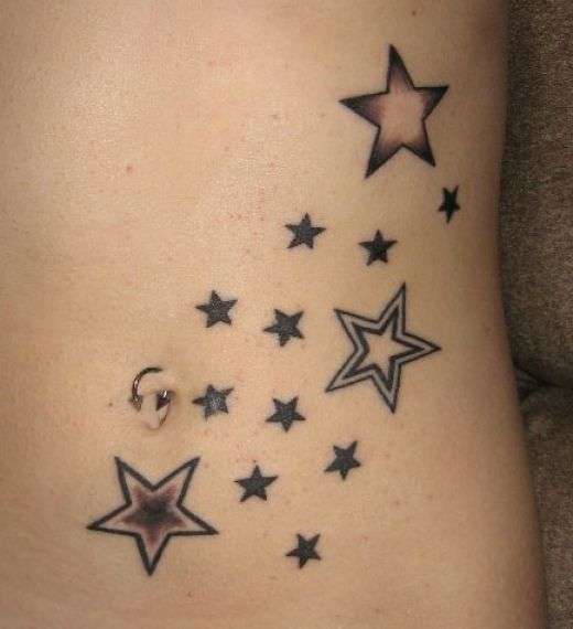 Tatuaje de estrellas en diferentes tamaños