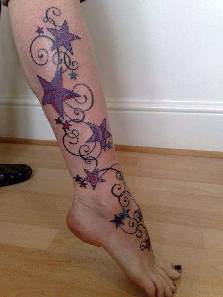Tatuaje de estrellas en violeta