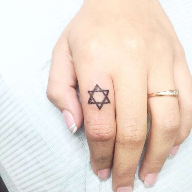 Tatuaje estrella de David en dedo