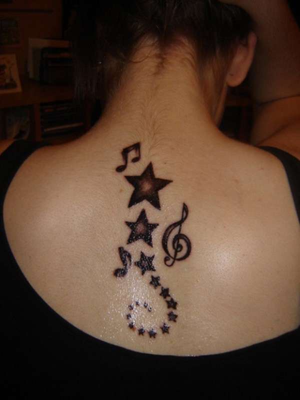 Tatuaje de estrellas y notas musicales