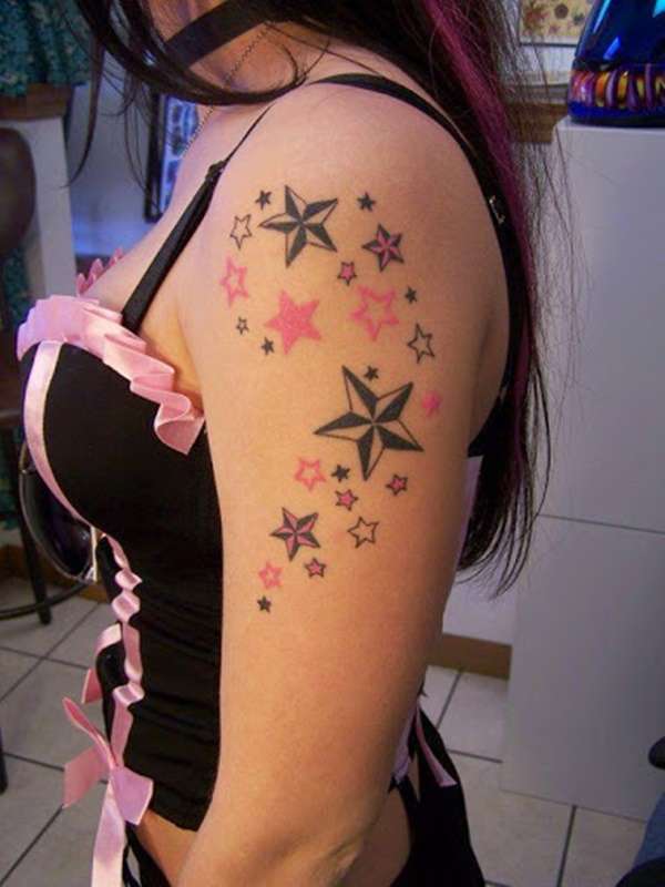 Tatuaje de estrellas en negro y rosa