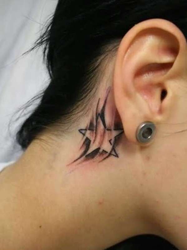 Tatuaje de estrella detrás de la oreja