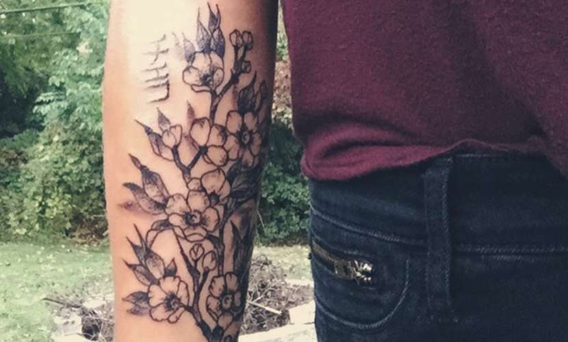 Tatuaje flores de cerezo - blanco y negro - antebrazo