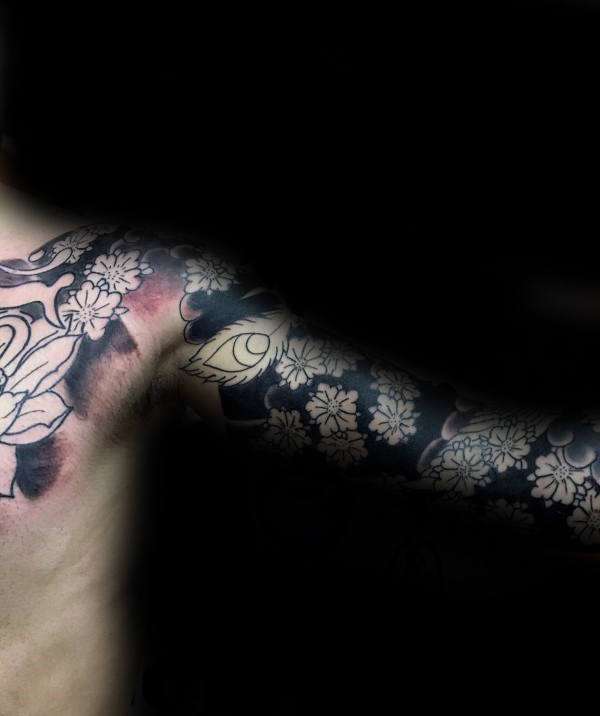 Tatuaje flores de cerezo tipo manga - blanco y negro