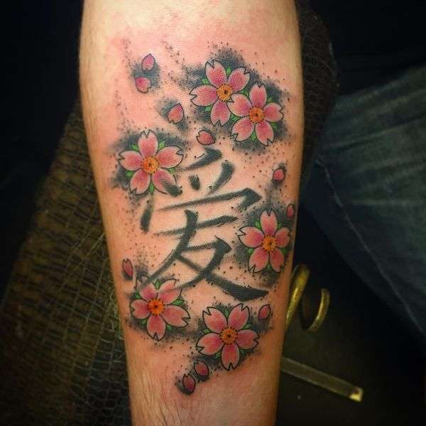 Tatuaje flores de cerezo en antebrazo