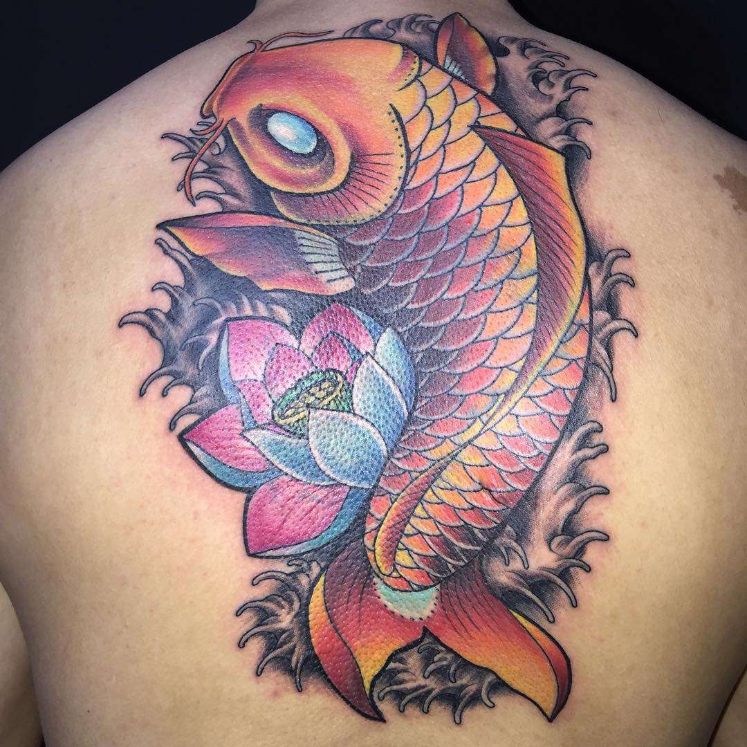 Tatuaje de pez koi grande en la espalda
