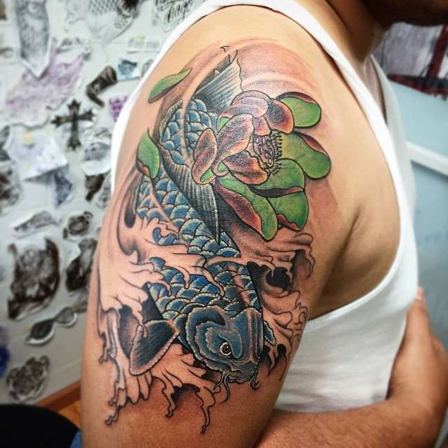 Tatuaje de pez koi azul con flor de loto
