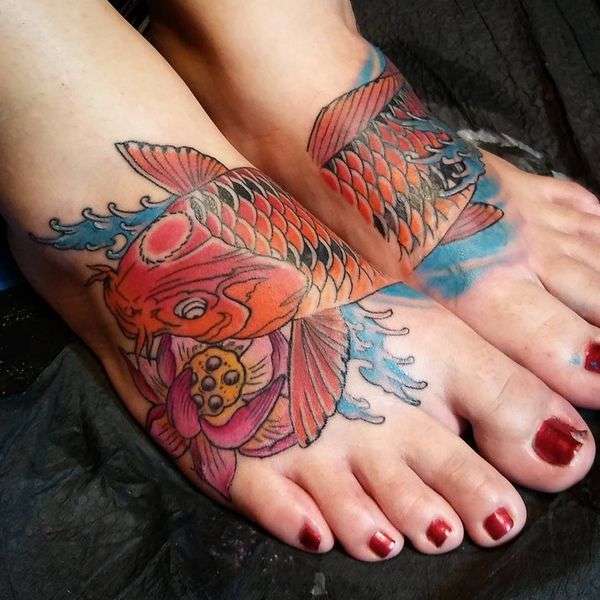 Tatuaje de pez koi en los pies