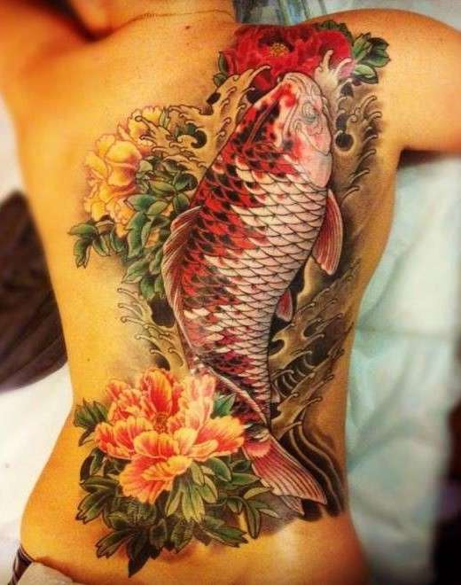 Tatuaje de pez koi con flores