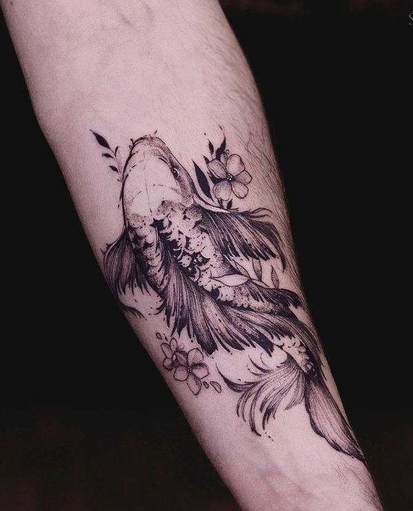 Tatuaje de pez koi negro con flor de cerezo