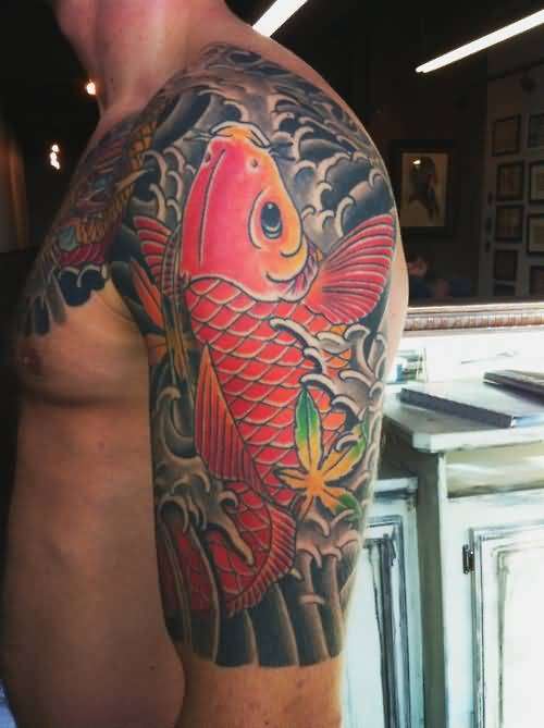 Tatuaje de pez koi rojo río arriba