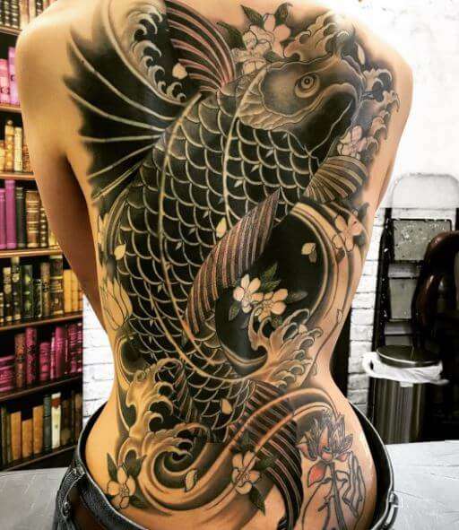 Tatuaje de pez koi negro, espalda completa, mujer