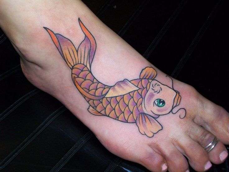 Tatuaje de pez koi naranja en el pie