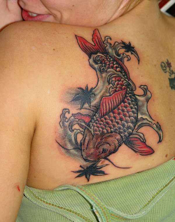Tatuaje de pez koi en omóplato