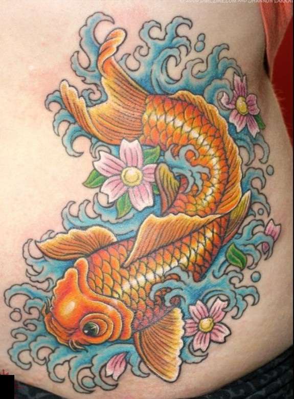 Tatuaje de pez koi naranja con flores de cerezo