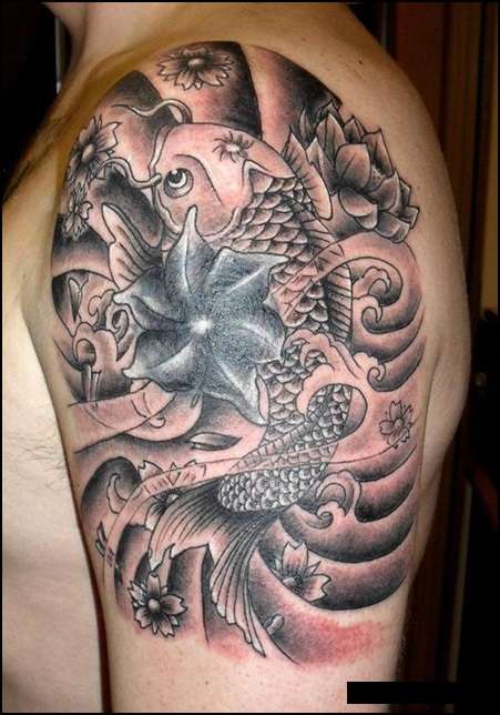 Tatuaje de pez koi negro con flores