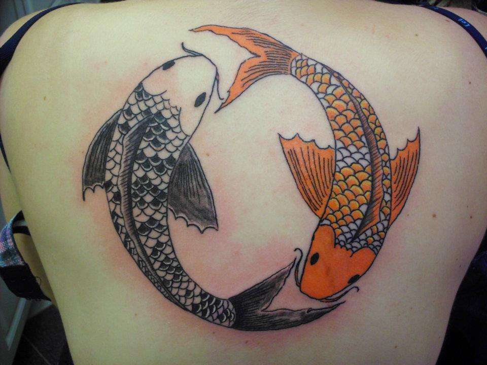 Tatuaje de peces koi Ying y Yang - naranja y negro