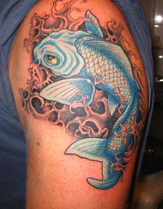 Tatuaje de pez koi azul río arriba
