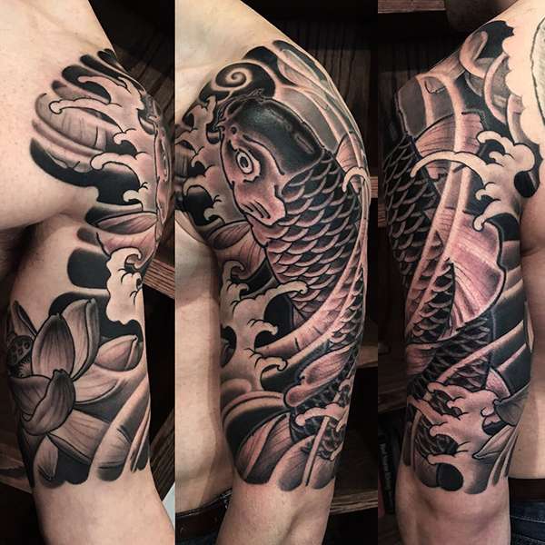 Tatuaje de pez koi negro - media manga
