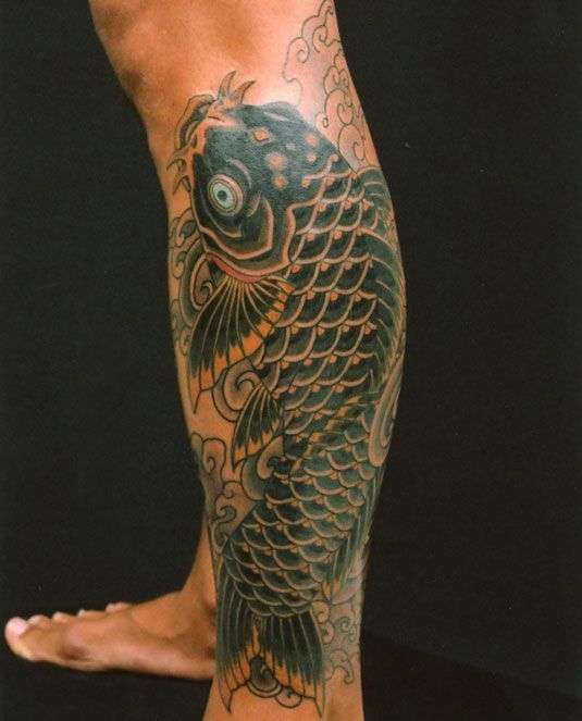 Tatuaje de pez koi en pantorrilla