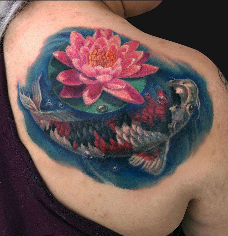 Tatuaje de pez koi y flor de loto