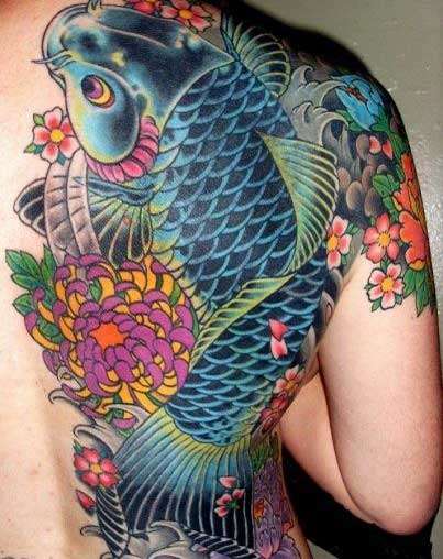 Tatuaje de pez koi azul con flores