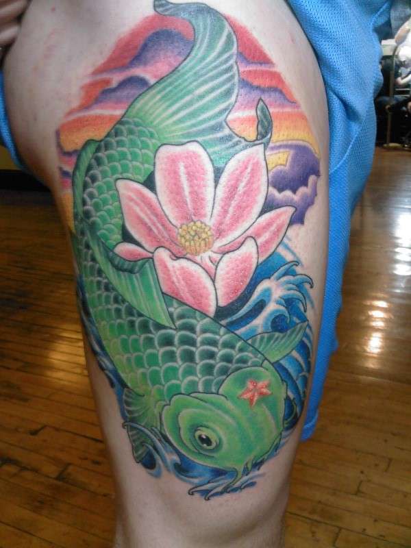 Tatuaje de pez koi verde río abajo