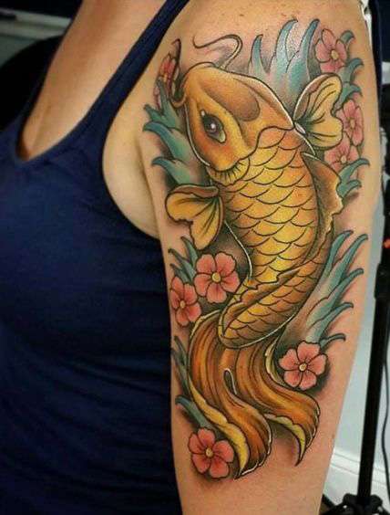 Tatuaje de pez koi amarillo en brazo
