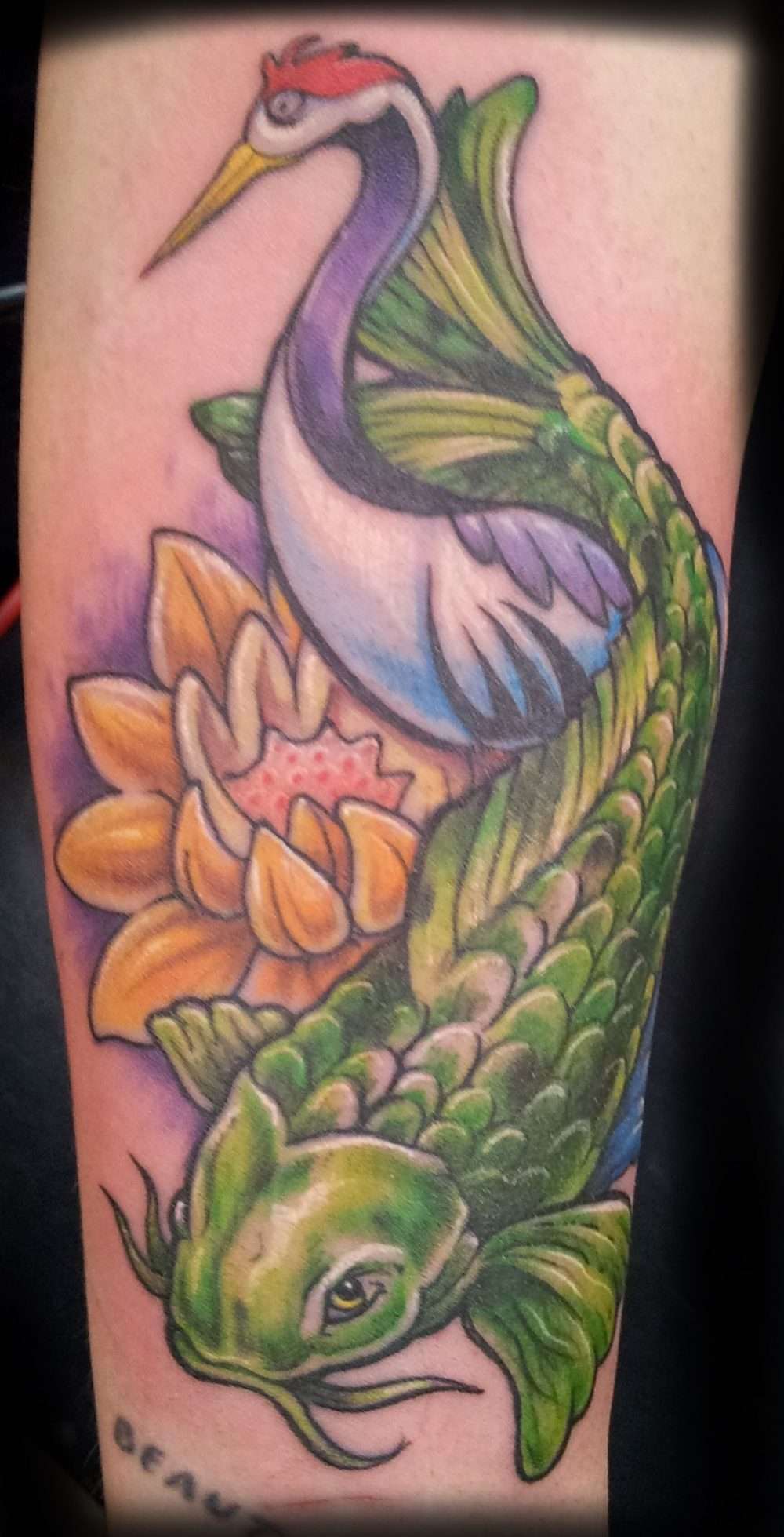 Tatuaje de pez koi verde, flor de loto y ave