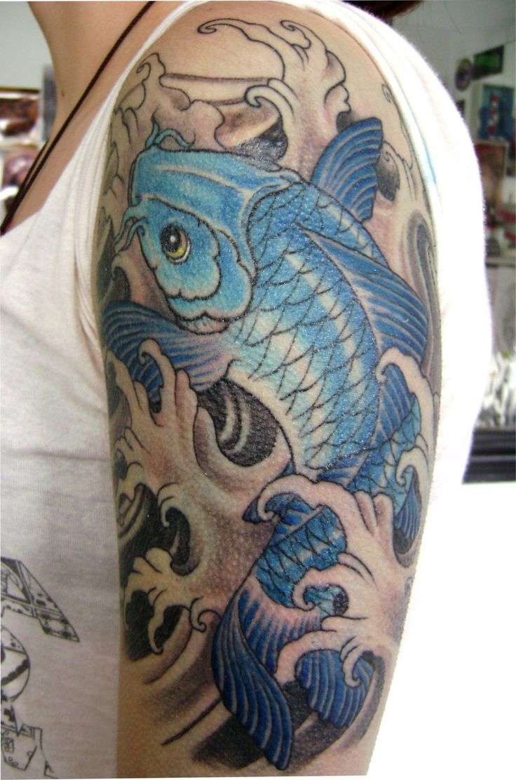 Tatuaje de pez koi azul en brazo