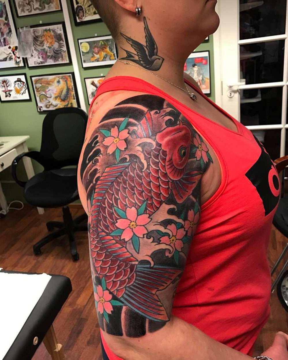 Tatuaje de pez koi rojo - media manga
