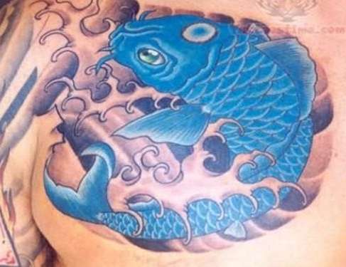 Tatuaje de pez koi azul nadando