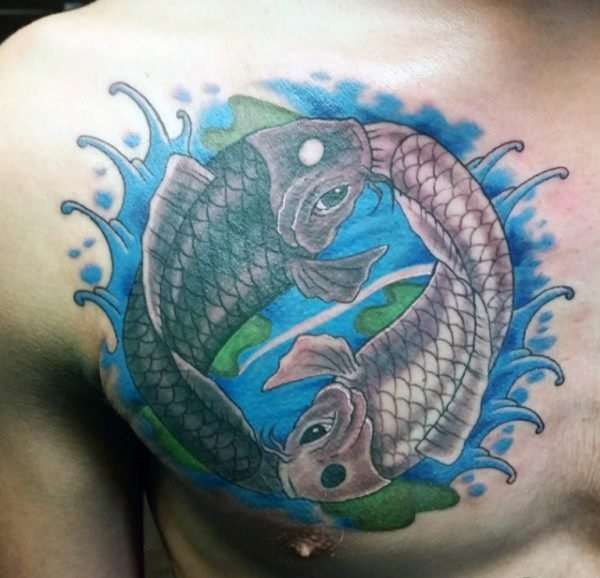 Tatuaje de peces koi Ying y Yang en pecho
