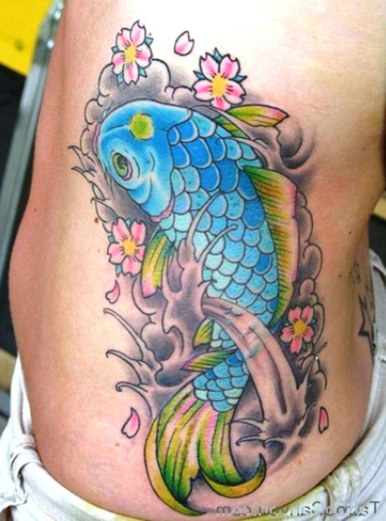 Tatuaje de pez koi azul con flores de cerezo