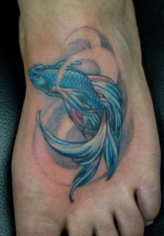 Tatuaje de pez koi en el pie