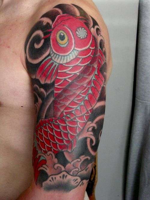 Tatuaje de pez koi rojo - media manga - hombre