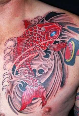 Tatuaje de pez koi rojo en el pecho